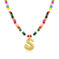 Collana artigianale di perline colorate con ciondolo a lettera S placcato in oro - Lettera S
