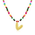 Collana di perline colorate con un ciondolo lucido a lettera V dorata dallo stile vivace - Lettera V