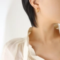 Pendientes entrelazados elegantes con aro dorado y círculos plateados en una modelo - Estilo Mezclado Oro-Plata (F055)