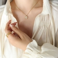 Elegante set di collana con ciondolo a fiore dorato e anello a righe testurizzate - Collana / 40+5cm / Oro