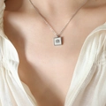 Collana in argento con pendente quadrato a camelia indossata da una modella - Collana / 40+5cm / Argento