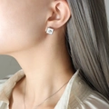 Orecchini a camelia quadrati in finitura argento con bordi milgrain per donna - Orecchini / Argento