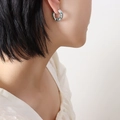 Boucles d'oreilles C en argent avec zircons verts et blancs portées sur le lobe - Couleur Argent Zircon Vert