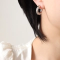 Boucles d'oreilles créoles en C argentées avec zircons blancs et verts sur modèle - Argent Zircon Blanc
