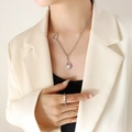 Collier élégant avec cadenas en cœur argenté, fermoir OT et bague perle sur mannequin - 45cm / Argent