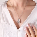 Collier pendentif goutte argenté minimaliste porté sur un modèle en robe blanche - Collier couleur acier (P498)