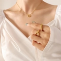 Goldenes Set aus Halskette mit Smiley-Anhänger und strukturierten Ringen für Damen - Goldene Halskette - 40+5cm