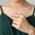 Bague vague dorée ajustable avec perles doubles élégantes et finition en métal poli - Or