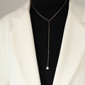 Elegante lange Y-vormige roségouden ketting met witte parelhanger op zwarte coltrui - 37+5cm / Roségoud (P611)