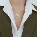 Élégant collier pendentif cœur en or titane avec incrustations de zircone sur modèle - 40+5cm / Collier Or