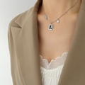 Collier à pendentif étoile et lune en acier inoxydable argenté porté par un mannequin - 40+5cm / Collier en Argent