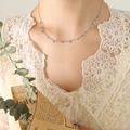Collier chaîne argentée avec breloques œil grec sur fond en dentelle blanche - Collier Œil (P535) / 40+5cm / Acier