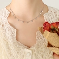 Collier avec pendentifs feuilles argentées porté par un mannequin en dentelle - Collier Feuille (P538) / 40+5cm / Acier