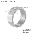 Nahaufnahme des polierten silbernen achteckigen Edelstahlrings mit 7,8 mm Breite - US 6 / Silber