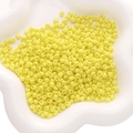 Perles de rocaille en verre jaune vif 5x5mm pour bijoux DIY dans un plateau blanc - 450g/Paquet (Environ 4500 Pcs) 5x5mm, Trou ~1mm / Jaune
