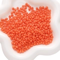 Perles de rocaille orange vif 5x5mm pour bijoux DIY dans un plateau blanc festonné - 450g/Paquet (Environ 4500 Pcs) 5x5mm, Trou ~1mm / Rouge Orangé