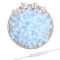 Perles en verre translucide bleu clair pour bijoux DIY présentées sur un plateau doré - 50 Pièces/Paquet (8mm/Trou env. 1.5mm) / Bleu Clair Translucide (#56)