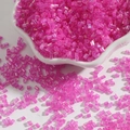 Perles tubes roses irisées dans un bol en pétales pour bijoux DIY et broderie - 2mm 450g/Paquet / Rose rouge