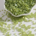 Perles tubes en verre vert clair irisées dans un bol pour création de bijoux DIY - 2mm 450g/Paquet / Vert clair