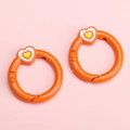 Anneaux ressort orange en forme de cœur avec détails émaillés bicolores jaune et blanc - Orange