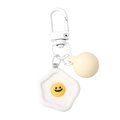 Llavero de huevo frito en resina con cara sonriente amarilla y cierre en D blanco - Estilo Huevo Escalfado (FKY104) / Blanco