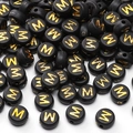 Perles rondes plates en acrylique noir lettre M avec texte doré pour bijoux DIY - Lettre M / 4x7mm (50 Pièces/Paquet) / Noir avec texte doré