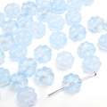 Cuentas de flores azul claro de vidrio para joyas DIY con textura traslúcida - Paquete de 10 / Azul claro