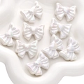 Fiocco in resina bianca iridescente con cuore per gioielli DIY e decorazione unghie - Fiocco con Motivo a Cuore / Confezione da 2 (28x22mm) / Bianco