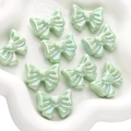 Perlina a fiocco in acrilico verde chiaro AB con cuore per gioielli fai da te - Fiocco con Motivo a Cuore / Confezione da 2 (28x22mm) / Verde