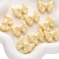 Ciondoli a fiocco in acrilico giallo pastello con finitura perlata per gioielli DIY - Fiocco con Motivo a Cuore / Confezione da 2 (28x22mm) / Giallo