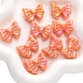 Perle a fiocco arancione iridato con dettaglio a cuore per creazione gioielli fai da te - Fiocco con Motivo a Cuore / Confezione da 2 (28x22mm) / Rosso Arancio