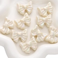 Charm a fiocco bianco crema AB cangiante con cuore centrale per gioielli fai-da-te - Fiocco con Motivo a Cuore / Confezione da 2 (28x22mm) / Beige