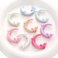 Perline colorate in acrilico a forma di luna con farfalla e stelle per bijoux DIY - 42x39mm (Foro 2mm) / Luna solida unicolore casuale (1 pezzo/confezione)
