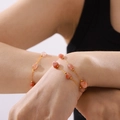 Χρυσό βραχιόλι διπλής στρώσης με οβάλ χάντρες αχάτη καρνεόλης φορεμένο στον καρπό - Χρυσό Βραχιόλι