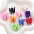 Perline colorate in acrilico lettera W in nove colori vivaci per gioielli fai da te - Lettera W