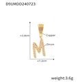 Ciondolo lettera M in rame placcato oro con micro-intarsio in zirconia, 3,8 cm - Taglia M