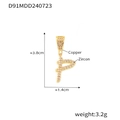 Ciondolo chic lettera P in rame placcato oro 18k con micro-pave di zirconi, altezza 3,8 cm - Lettera P
