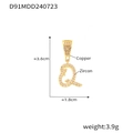Ciondolo lettera Q placcato oro 18k con zirconi incastonati e design corsivo - Lettera Q