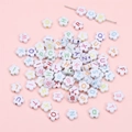 Perline a forma di fiore bianco con lettere per gioielli fai da te fatti a mano - Perlina Alfabeto Fiore di Prugno (BSD755) / 100 Pezzi/Confezione (10mm) / Base Bianca Lettera Colorata