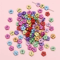Perline colorate a forma di fiore da 10mm in acrilico per gioielli fai-da-te - Perlina Alfabeto Fiore di Prugno (BSD755) / 100 Pezzi/Confezione (10mm) / Multicolor With Black Letters