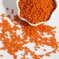 2mm heldere oranje glazen kralen voor DIY sieraden in een witte keramieken schaal - Oranje