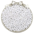 Gedetailleerd zicht op witte ronde kralen voor DIY-sieraden op een zilveren presentatieblad - 4mm / Wit