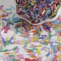 Perles tubes en verre arc-en-ciel 2x7mm aux couleurs vives pour bijoux DIY créatifs - 2*7mm Pack en Vrac 450g/Sac Environ 9000 Pcs / Couleurs Mélangées Aléatoires
