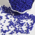 Diepblauwe 2-4mm glazen kralen in een witte kom voor handgemaakte DIY-sieradenprojecten - Saffierblauw