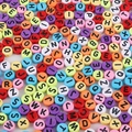 Bunte Mischung aus flachen Acrylperlen mit schwarzen Buchstaben für DIY-Schmucksets - 4x7mm (Öffnung 1.5mm) 500g/Packung (ca. 3600 Stück) / Farbige Basis Schwarzer Buchstabe Flache Perlen