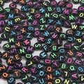 Flache runde Acryl-Buchstabenperlen mit schwarzer Basis und bunten Buchstaben für DIY - 4x7mm (Öffnung 1.5mm) 500g/Packung (ca. 3600 Stück) / Schwarze Basis Fluoreszierender Buchstabe Flache Perlen
