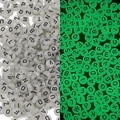 Flache runde, im Dunkeln leuchtende Alphabet-Acrylperlen für DIY-Schmucksets - 4x7mm (Öffnung 1.5mm) 500g/Packung (ca. 3600 Stück) / Leuchtende transparente weiße Basis mit schwarzen Buchstaben