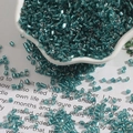 Meerblauwe 2mm glazen staafjeskralen met zilveren kern in een decoratieve schaal - H-Buis 2mm (15g/Verpakking, Ca. 700 Stuks) / Pauwblauw