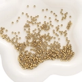 Goldene Edelstahlabstandshalter für DIY-Schmuck auf einem weißen Tablett - Ca. 3mm (20 Stück/Packung) / Gold