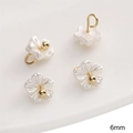 Lot de quatre pendentifs fleurs en résine blanc nacré 6 mm avec cœur doré pour bijoux - 5 Pièces / Grande Fleur de Prunier Blanche 6 mm